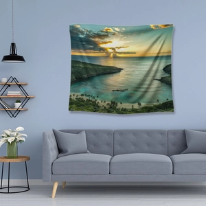 Detailansicht des tropischen Ozean-Sonnenuntergang-Wandteppichs mit Stoffstruktur und Strand