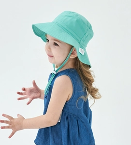 Dettaglio cappello parasole traspirante verde menta con cordino regolabile