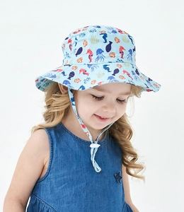 Dettaglio del cappello da sole blu per bambini con stampe marine e cordino regolabile