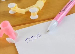 Primo piano di una penna a sfera rosa a forma di monopattino con ruote girevoli