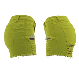 Detail von neongrünen Denim-Shorts mit starken Distressed-Cuts und ausgefransten Säumen