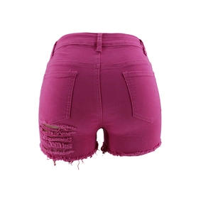 Detailansicht der Rückseite einer lila Jeansshorts mit Taschen und Destroyed-Effekten