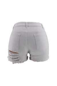 Detailansicht der Rückseite weißer Denim-Shorts mit Distressed-Löchern und Taschen