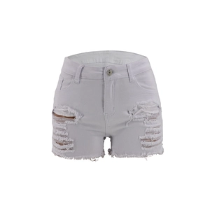 Detailansicht weißer High-Waist Denim-Shorts mit Distressed-Look und ausgefranstem Saum