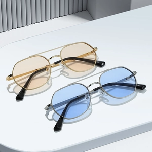 Polarized geometric metal sunglasses with double bridge and colored transparent lenses