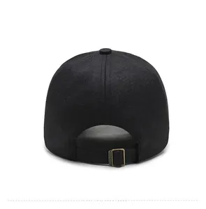 Vue arrière d'une casquette en coton noir avec boucle réglable en laiton et gravure
