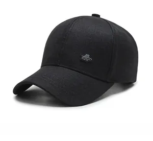 Détail de la casquette de baseball noire en coton avec écusson RZG et couture du bord