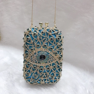 Detailansicht der Evil Eye Abendtasche mit blauen Kristallen und Goldkette
