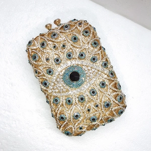 Detailansicht der Evil Eye Abendtasche mit funkelnden weißen und blauen Kristallen