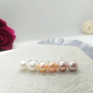 Pendientes de perlas de agua dulce en primer plano, plata S925 detalle multicolor.