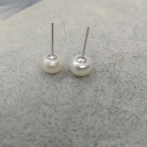 Pendientes de botón de perlas blancas con pasadores de plata S925, diseño clásico, vista detallada.