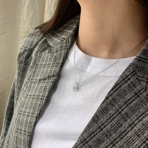 Dettaglio della collana in argento sterling 925 con ciondolo a cerchio ritorto su modella