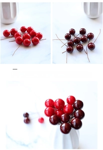 Dettaglio di bacche rosse artificiali da 16mm con finitura lucida e steli flessibili