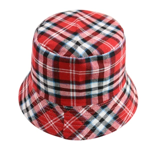 Detail van rood-zwarte geruite vissershoed stof met klassiek Brits ruitpatroon