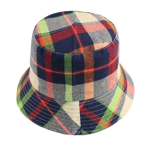Gedetailleerde weergave van een kleurrijke geruite vissershoed in vintage Harajuku-stijl