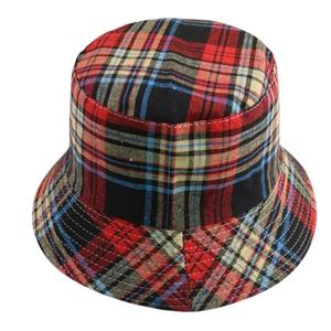 Vintage Harajuku stijl vissershoed met een klassiek rood en blauw geruit patroon voor
