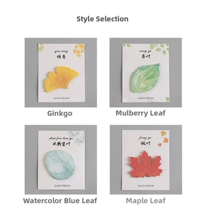 Dettaglio di foglietti adesivi a forma di foglia: ginkgo, gelso, acero e foglia blu