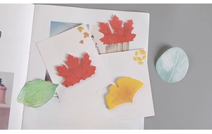 Macro di foglietti adesivi realistici a forma di foglia con design acero e ginkgo