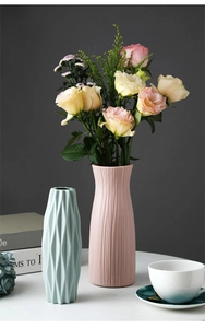 Vases nordiques modernes Morandi rose et bleu clair sur une table blanche déco