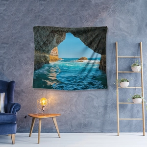 Detail eines Strand-Ozean-Wandteppichs an einer grauen Wand in einem gemütlichen Wohnzimmer