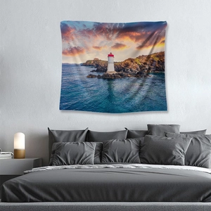 Detailansicht des Wandteppichs mit Leuchtturm-Motiv im modernen Schlafzimmer