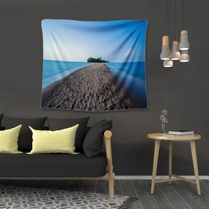 Detailansicht eines Strand-Wandteppichs an einer grauen Wand über dem Sofa