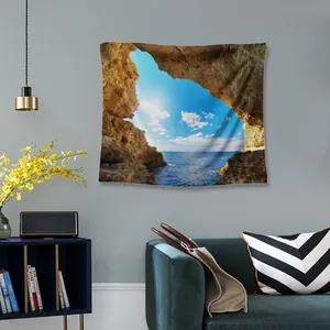 Detailansicht eines Wandteppichs mit Meereshöhlen-Motiv an einer grauen Wohnzimmerwand