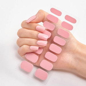 Minimalistische rosa einfarbige Nagellackaufkleber auf Folie von Hand gezeigt
