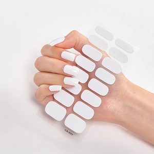 Minimalistische weiße Nagelaufkleber CS-025, präsentiert auf natürlichen Händen