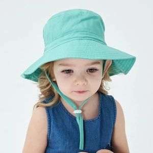 Dettaglio cappello sole per bambini color menta con cordino antivento regolabile