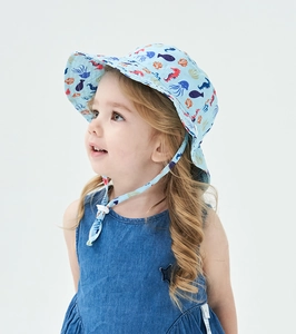 Dettaglio cappello sole bimbi con motivi marini e cinturino sottogola regolabile