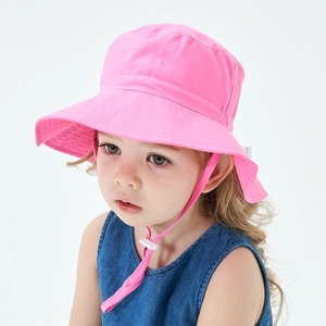 Dettaglio del cappello da sole rosa per bambini con tesa larga e cordino regolabile