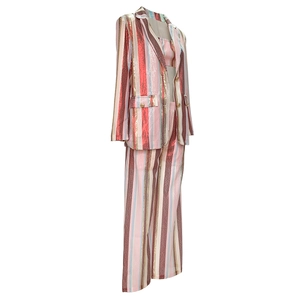 Dettaglio del completo tre pezzi da donna con paillettes e strisce colorate su blazer e pantaloni