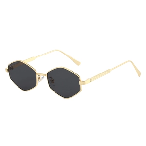 Lunettes de soleil hexagonales rétro avec verres noirs et monture en métal doré sur blanc