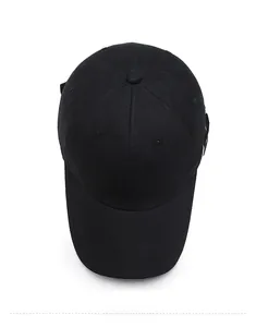 Vue de dessus d'une casquette de baseball classique en coton noir à six panneaux