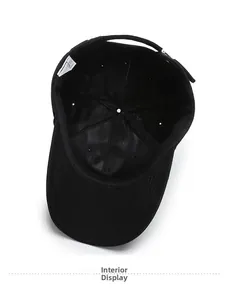 Vue intérieure de la casquette de baseball noire avec détails de couture et étiquette