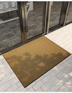 Gros plan du paillasson commercial marron durable avec bordure antidérapante pour hôtel