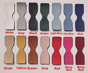 Dettaglio di 14 tracolle regolabili in pelle per borse in vari colori su sfondo bianco