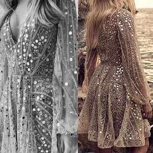Funkelndes Champagner-Langarmkleid mit tiefem V-Ausschnitt und feiner Paillettenstickerei