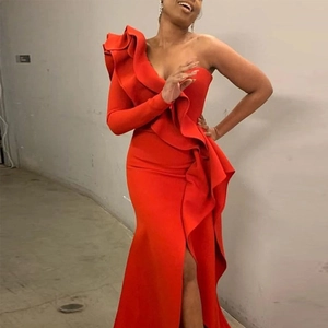 Ärmelloses rotes One-Shoulder-Abendkleid mit schmaler Passform und gerüschtem Schlitzsaum