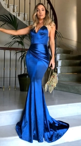 Détail d'une robe de soirée en satin bleu roi avec col en V profond et traîne sirène