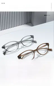 Dettaglio montature TR90 anti-luce blu in grigio trasparente e ambra con dettagli in metallo
