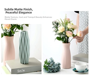 Vue détaillée des vases en plastique mat à rayures roses et motifs géométriques verts