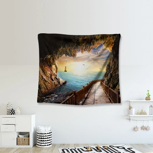 Detail eines Strand-Wandteppichs mit Holzsteg und Meeresuntergang an einer weißen Wand