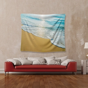 Detailansicht eines Strand-Wandteppichs mit Meereswellen an einer beigen Wand im Wohnzimmer