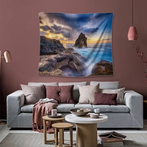 Detail eines Strand-Sonnenuntergang-Wandteppichs an einer roten Wand über Sofa