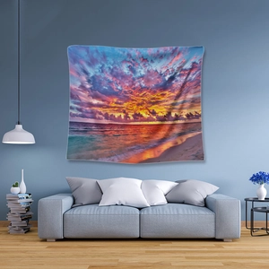 Detail eines Strand-Sonnenuntergang-Wandteppichs über einem grauen Sofa im modernen Wohnzimmer
