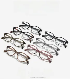 Vista dettagliata delle montature cat-eye in TR90 in sette colori e dettagli metallici