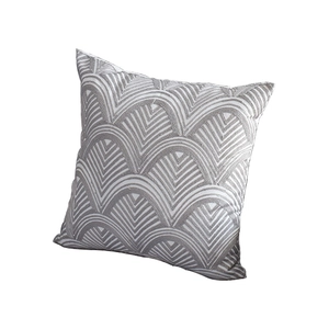 Housse de coussin nordique avec broderie de vagues argentées en coton et lin