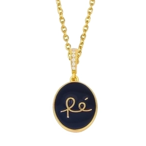 Collar dorado con colgante de esmalte azul 'fé' y detalles de circonitas brillantes